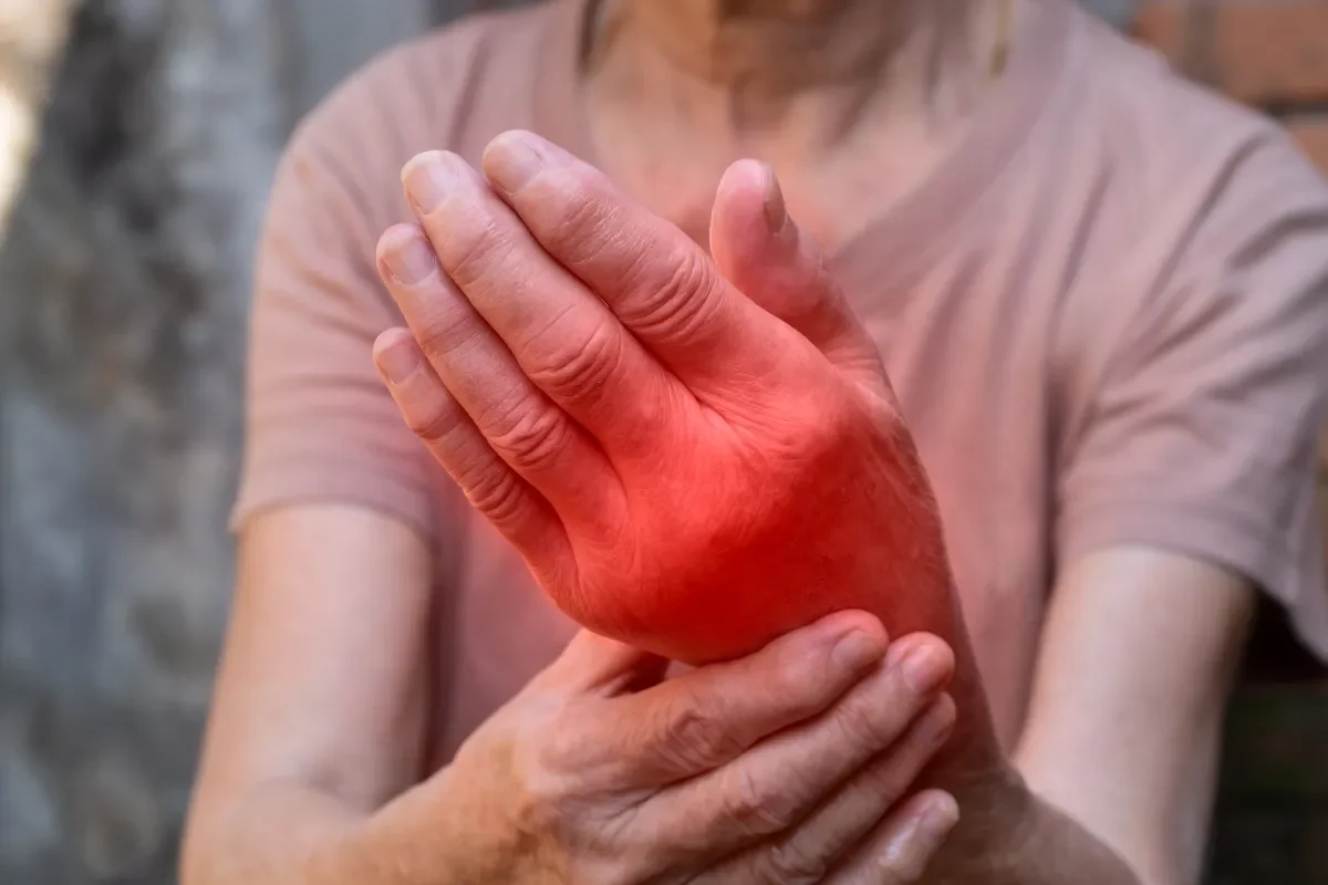 main-et-doigt-gonfle-comprendre-et-soulager