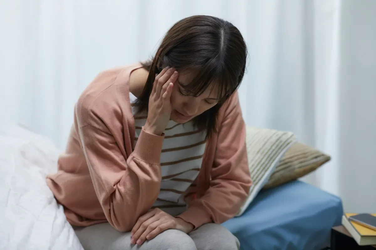 comprendre-le-fourmillement-dans-la-tete-causes-et-solutions